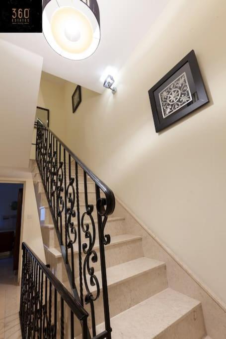 Beautiful, Typical Maltese 4Br Home With Roof Top By 360 Estates 斯利马 外观 照片