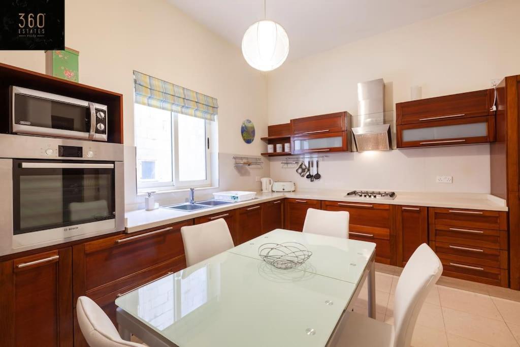 Beautiful, Typical Maltese 4Br Home With Roof Top By 360 Estates 斯利马 外观 照片