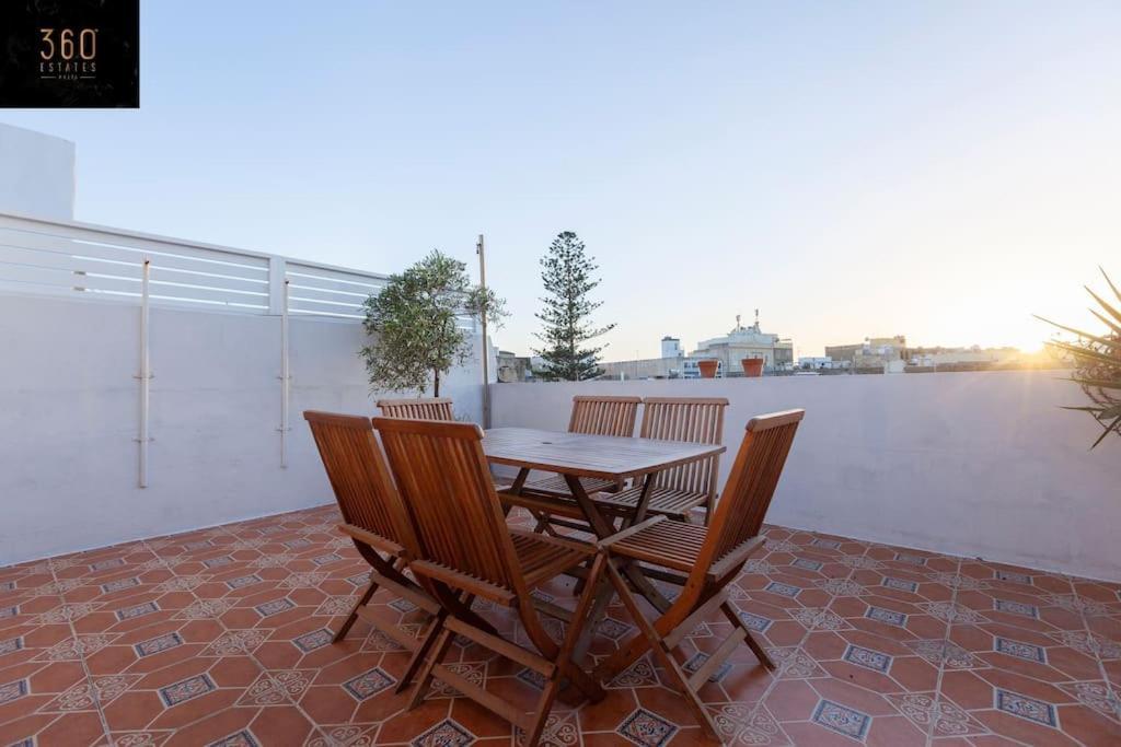 Beautiful, Typical Maltese 4Br Home With Roof Top By 360 Estates 斯利马 外观 照片