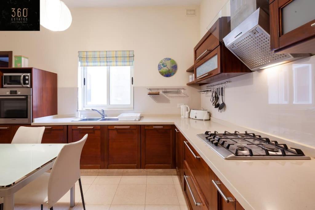 Beautiful, Typical Maltese 4Br Home With Roof Top By 360 Estates 斯利马 外观 照片
