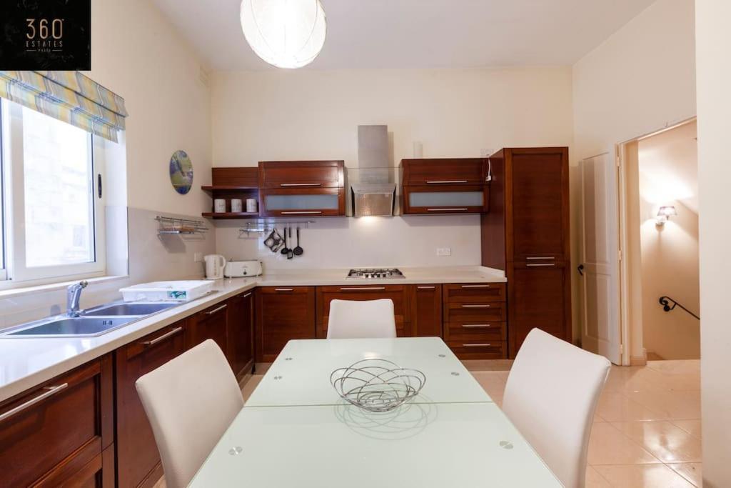 Beautiful, Typical Maltese 4Br Home With Roof Top By 360 Estates 斯利马 外观 照片