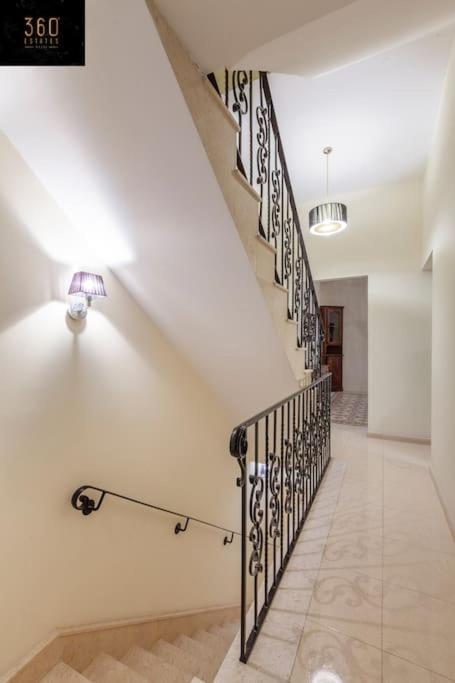 Beautiful, Typical Maltese 4Br Home With Roof Top By 360 Estates 斯利马 外观 照片